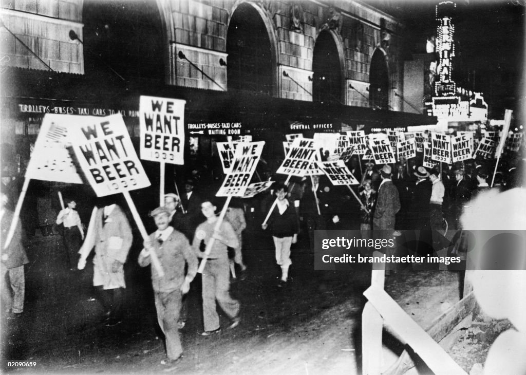 Workers demonstrating against prohibition in the streets of New York, Photograph, Around 1933