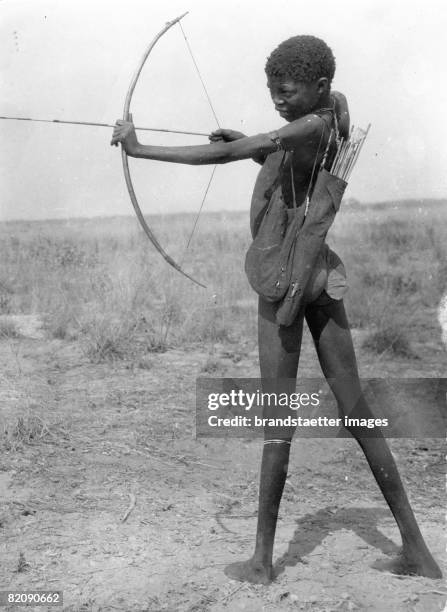 Young Zulu boy with a bow, Kongo, Africa, Photograph, Around 1930 [Portrait junger Zulu mit gespannten Bogen, Kongo, Photographie, Um 1930]