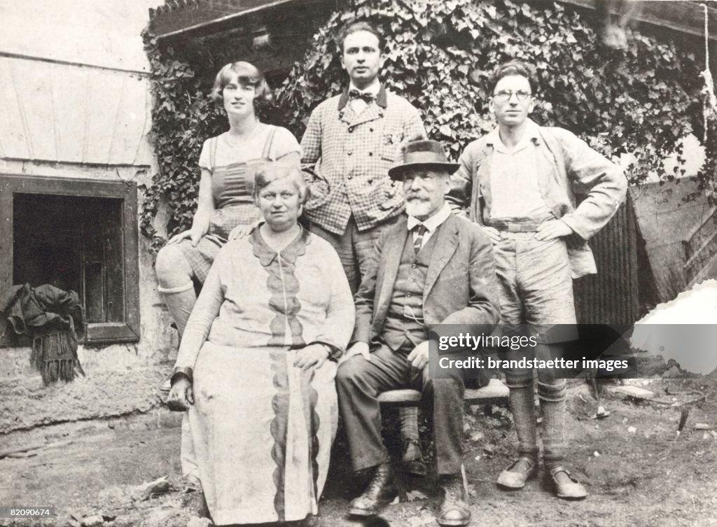 Family jaunt, In the front row: the parents Elsa and Gabriel Frankl, in the back row Viktor Frankl (on the right) with his siblings Stella and Walter, Photograph, Around 1925
