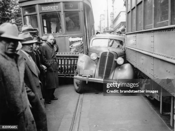 Car was quessed between two streetcars and heavely damaged, San Francisco, America, Photograph, Around 1930 [Ein Auto ist in San Francisco zwischen...