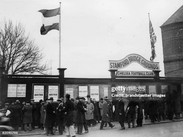 Spectators in front of the Stamford Bridge Stadium, England, Photograph, December 7th 1932 [Zuschauer vor dem Stadion an der Stamford Bridge, wo das...