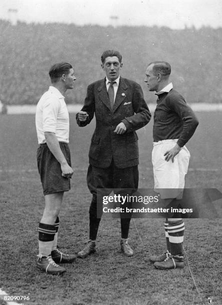 Soccer match between Austria and Scotland in Hampden Park, Glasgow, Scotland, Photograph, 29th November 1933. From left to right, Austrian footballer...