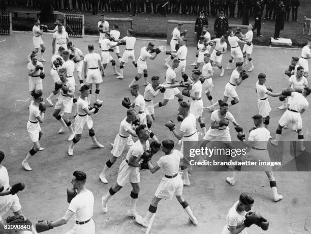 Seamen of the royal marines training for the upcoming boxing competition in the London Olympia hall, Photograph, England, Around 1930 [Matrosen der...