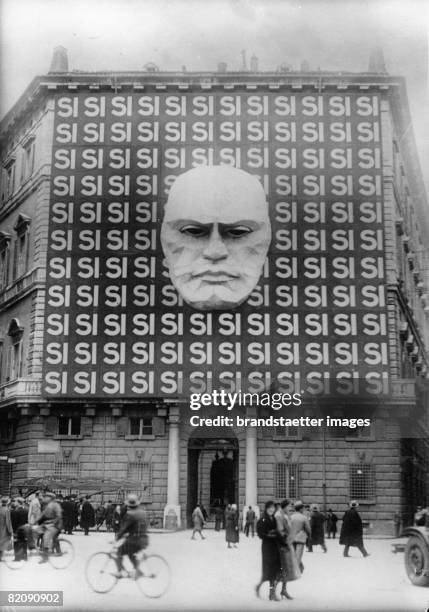 Propaganda in Rome, on the facade of the Palazzo Braschi in Rome, Photograph 03, 1934 [?berdimensionale Wahlpropaganda an der Fassade des Palazzos...