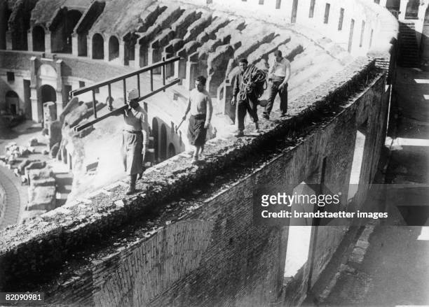 Workers cleaning the Colosseum in Rome, Photograph, around 1930 [Arbeiter bei der Reinigung des Kolosseums in Rom, Photographie, um 1930]