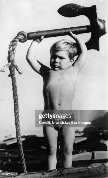 Little Hercules:Ernest Chollberg from Catalina Island is the strongest boy in America, He is stemming a 23 kilogramm anchor, Photograph, Dec, 17th...