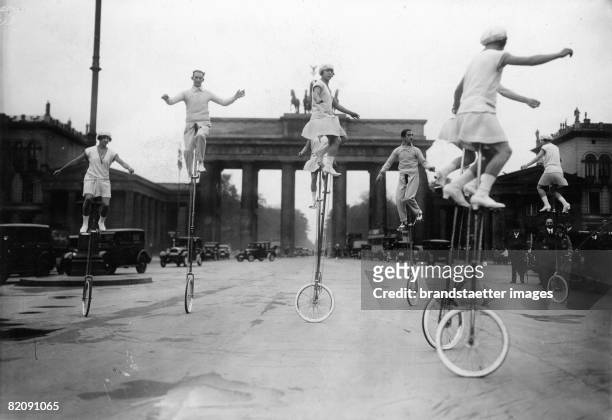Monowheel performance in front of the Brandenburg Gate in Berlin, Photograph, Around 1930 [Einradvorf?hrung vor dem Brandenburger Tor in...