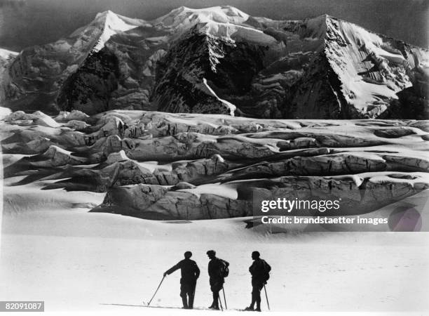 Ice and snow formations on the Piz Palu formed these stages, Photograph, Switzerland, Around 1935 [Eis- und Schneebildungen auf dem Piz Palu in der...