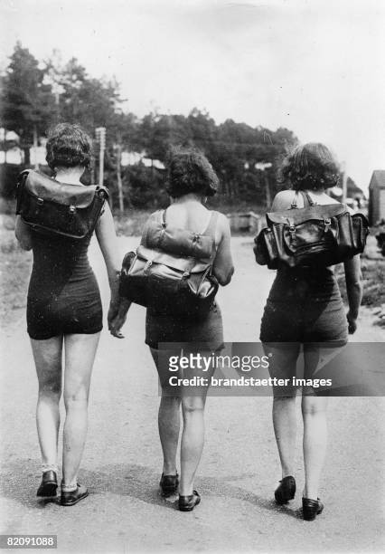 Heat wave in England three young women hiking in swimming suits, Photograph, Around 1935 [Hitzewelle in England: drei junge Frauen wandern im...