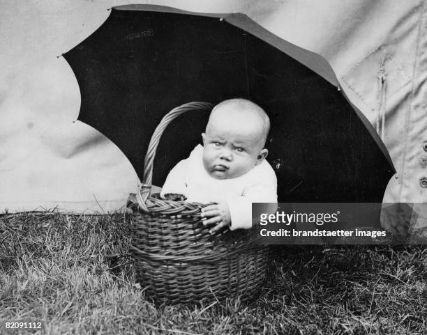 Baby under an umbrella, Photograph, June 14th 1931 [Baby unter einem Regenschirm, Photographie 7,1931]