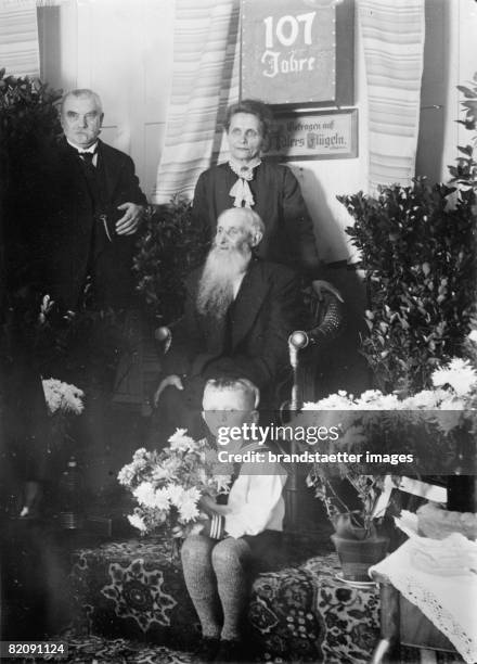 Germanys oldest citizen Friedrich Sadowski is celebrating his 107th birthday in the home for the aged of Neidenburg, Photograph, 1932 [Deutschlands...