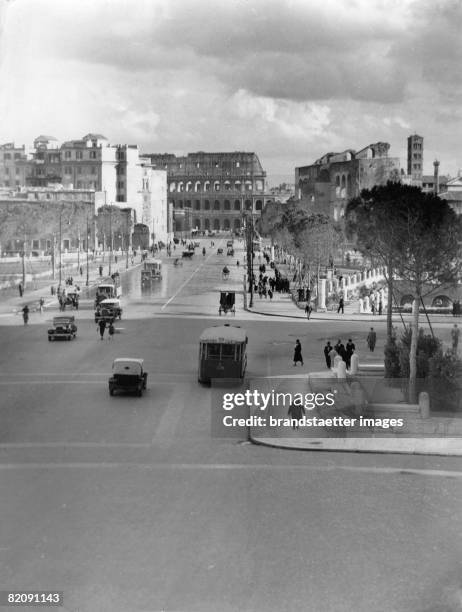 City perspective of Rome with a view on the Closseum, Photograph, Around 1930 [Stadtansicht von Rom mit Blick auf das Kolosseum, Photographie, Um...