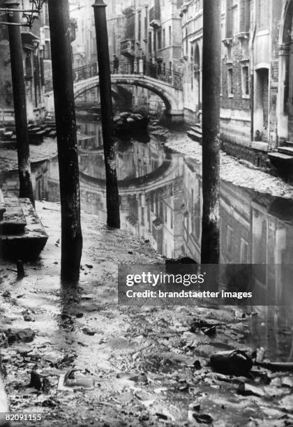 The ebb-tide was so strong that the channels in Venice were to a large extent without water, Photograph, Around 1930 [Die Ebbe war so stark, da? die...