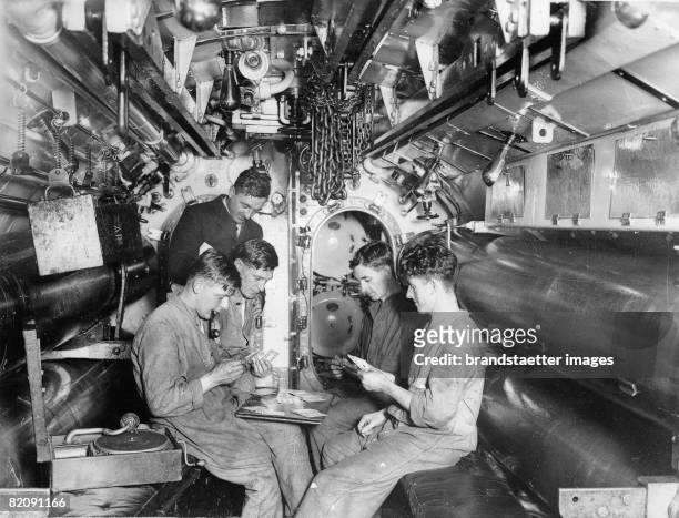 Cardgame in the torpedo chamber of a submarine of the English navy, The submarine L-56 participates in maneuvers with Gosport, England, Photograph...
