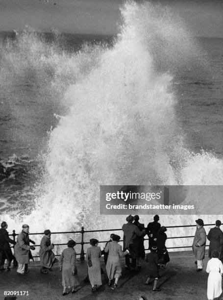 Surf strikes against the bank promenade of Scarborough, England, Photograph 4,1937 [Brandung schl?gt bei Scarborough gegen die Uferpromenade,...