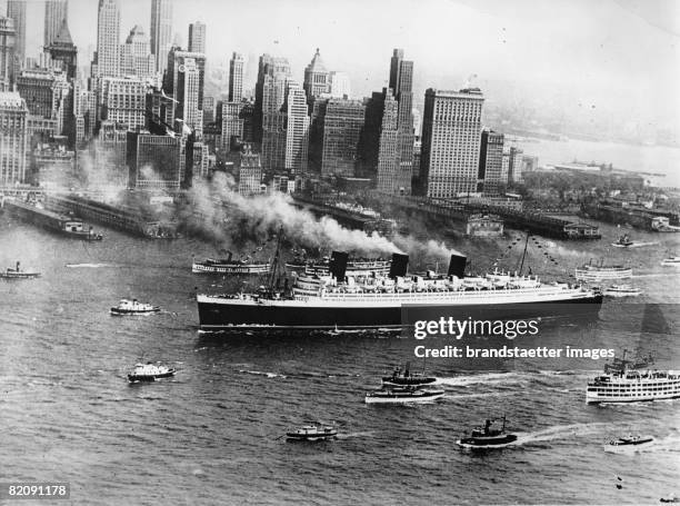 Arrival of the Queen Mary after the maiden trip in New York, America, Photograph, August 8th 1938 [Ankunft der "Queen Mary" nach ihrer Jungfernfahrt...