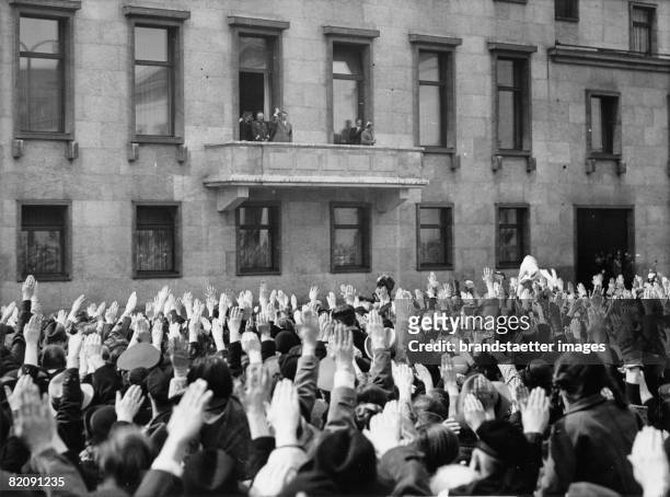 Masses doing the Hitler salute in front of the Reichskanzlei, Adolf Hitler on the balcony, Berlin, Photograph, April 20th 1937 [Menschenmasse mit zum...