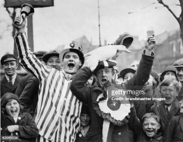 Cheering soccer fans with a duck, London, England, Photograph, April 26th 1930 [Jubelnde Fu?ballfans des FC Arsenal mit einer Ente vor dem FA Cup...