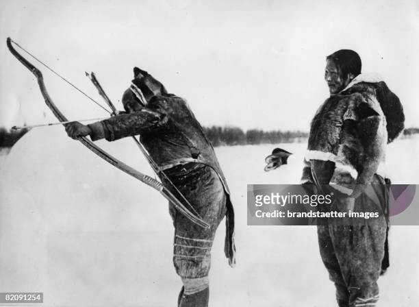 Eskimo couple hunting, Photograph, Around 1930 [Eskimopaar bei der Jagd, Photographie, Um 1930]