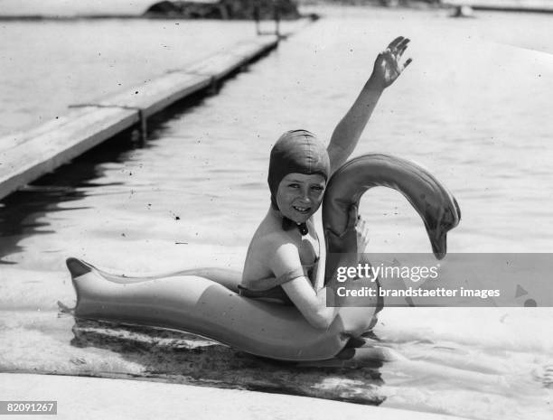 Girl with rubber duck, Jersey, England, Photograph, June 4th 1931 [M?dchen mit Gummiente, Jersey, England, Photographie 7,1931]