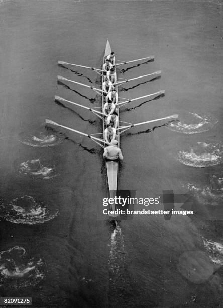 The rowing-team of Cambridge at a competition, England, Photograph, March 6th 1937 [Das Ruderteam von Cambridge bei einem Wettkampf, England,...