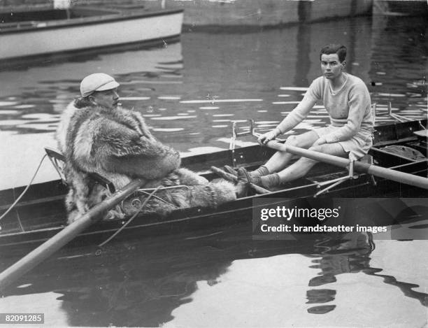 Trainer of the Cambridge University rowing team in a fur coat, England, Photograph, 1929 [Trainer der Cambridge University Rudermannschaft mit...