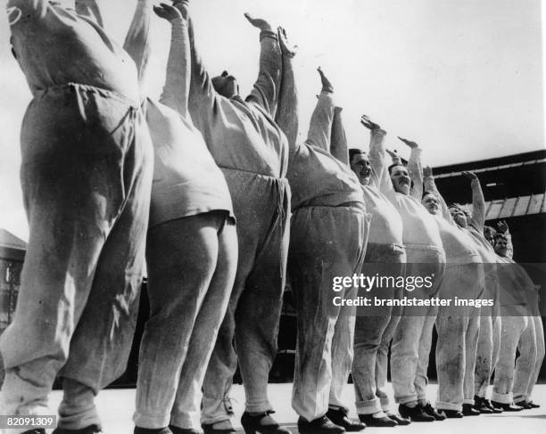 Away with the overweight: these women each with 100kg training to lose weight, Photograph, Around 1920 [Weg mit dem ?bergewicht: Diese Frauen mit...