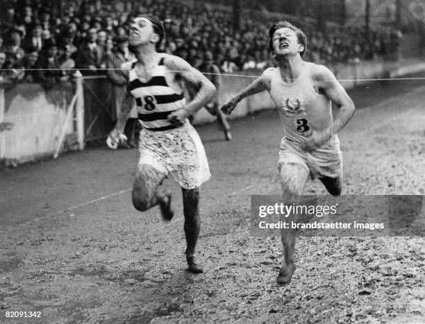 Runners at the Kinniard Trophy running competion in front of the finish line, Photograph, May 30st 1932 [Die L?ufer bei der Kinniard Trophy Wettlauf...