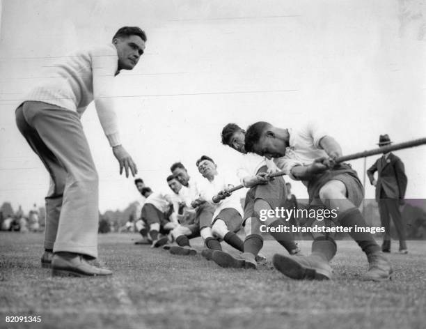 To pull together: tug of war competition, Photograph, Around 1930 [An einem Strang ziehen: Wettbewerb im Tauziehen, Photographie, Um 1930]