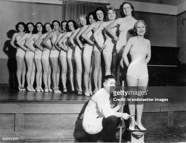 Miss Venus beauty contest in Los Angeles, The competatives beeing measured, Photograph, America, Around 1930 [Wahl zur Miss Venus in Los Angeles: Die...