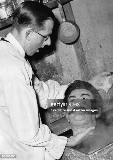 The head of Joseph Stalin at the wax-figure-kabinette Madame Tussauds is cleaned every day, Photograph, Around 1930 [Der Kopf von Stalin wird im...
