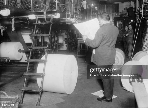 Interior of a print office with printing press, Photograph, Around 1930 [Innenansicht einer Druckerei mit einer Rotationsmaschine, Photographie, Um...