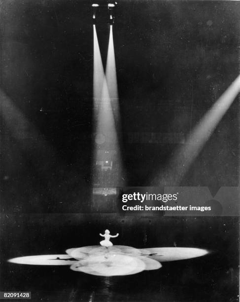 Ice Skater Sonja Henie in Madison Square Garden , New York, America, Photograph, Around 1935 [Die Eiskunstl?uferin Sonja Henie wird im Madison Square...