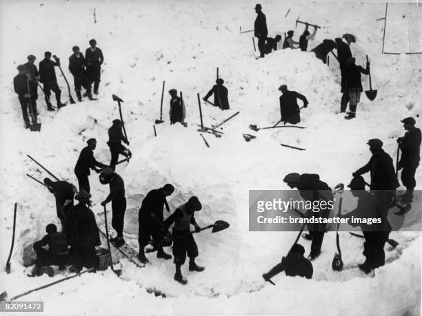 Avalanche accident on the Campo Imperatore near Rome: the rescue team at the salvage work, Italy, Photograph 2,1937 [Lawinenungl?ck auf dem Campo...