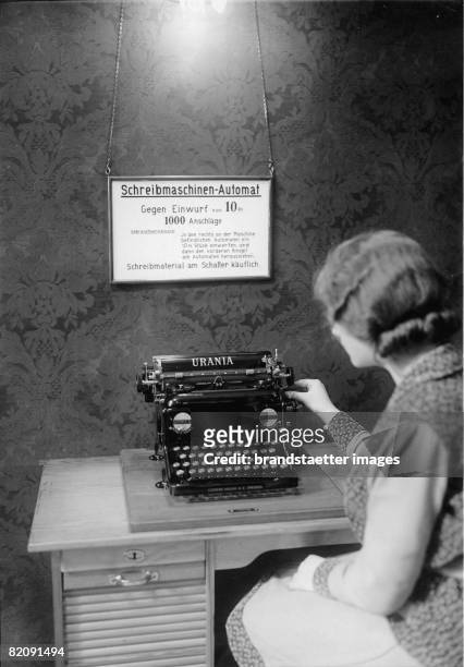 Tipewriting automat, After the instertion of ten Pfennig it is possible to male 1,000 characters, Berlin, Photograph, February 11th 1931 [Ein...