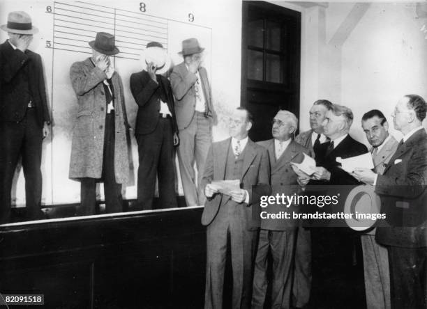 From time to time chief inspectors are studying faces of criminals in the jails of New York, Photograph, Around 1935 [Von Zeit zu Zeit werden...