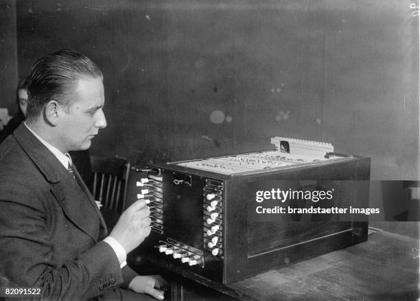 Wala the thinking data file is able to find out certain data-groups through operating the several levers, Photograph, January 26th 1932 [Wala, die...