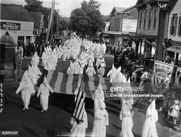 Rally of the Ku Klux Klan in Long Branch, New Jersey, Photograph, April 7th 1924 [Aufmarsch des Ku Klux Klans in Long Branch, New Jersey,...