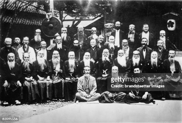 The club of long beards in Tokyo has numerous members, Japan, Photograph, Aropund 1930 [Der Club der langen B?rte in Tokio hat zahlreiche Mitglieder,...