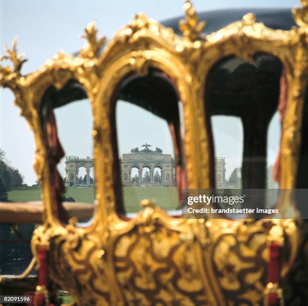 Imperial carriage in front of the Gloriette, Schoenbrunn palace, Vienna, Austria Kunsthistorisches Museum, Wagenburg, Vienna, Austria [Imperiale...