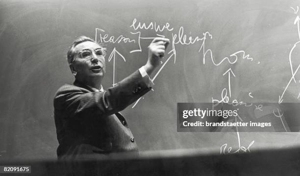 Viktor Frankl lecturing, United States, Photograph,1967 [Viktor Frankl bei einem Vortrag, USA, Photographie, 1967]