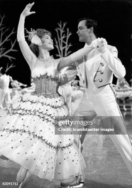 Toni Sailer and his partner Ina Bauer in the Viennese ice revue film "Kauf dir einen bunten Luftballon", Photography, 1961 [Toni Sailer mit seiner...