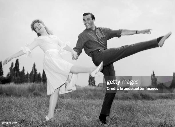 Toni Sailer and his partner ina Bauer in the Viennese ice revue film "Kauf dir einen bunten Luftballon", Photography, 1961 [Toni Sailer mit Partnerin...