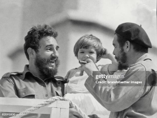 Che Guevara, his daughter Aleida and Fidel Castro, Photograph, Around 1963 [Che Guevara, dessen Tochter Aleida und Fidel Castro, Photographie, Um...