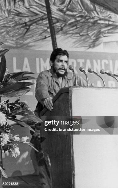 Ernesto Rafael Guevara de la Serna also known as Che Guevara giving a speech, Photograph, August 1964 [Ernesto Rafael Guevara de la Serna genannt Che...