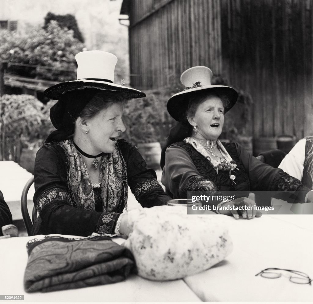 Yodelling women with so-called mushroom hats at a festival with traditional costumes in Bad Aussee, Salzkammergut, Styria, Austria, Photograph, 1952
