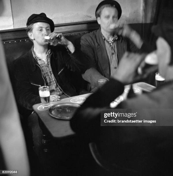 Sailors drinking in a bar, Hamburg, Photograph, 1955/56 [Matrosen in einem Lokal, Hamburg, Photographie, 1955/56]