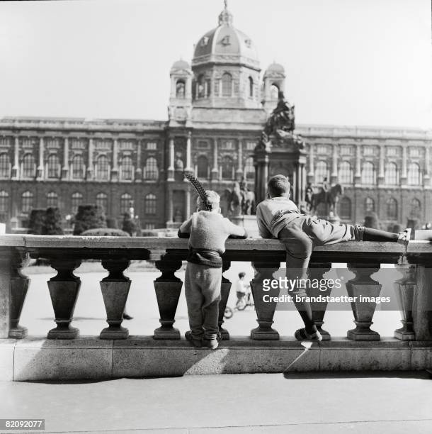 Two boys in front of the Kunsthistorisches Museum, Vienna, Photograph, Around 1960 [Zwei Buben auf einer Mauer auf dem Maria Theresien-Platz, Im...