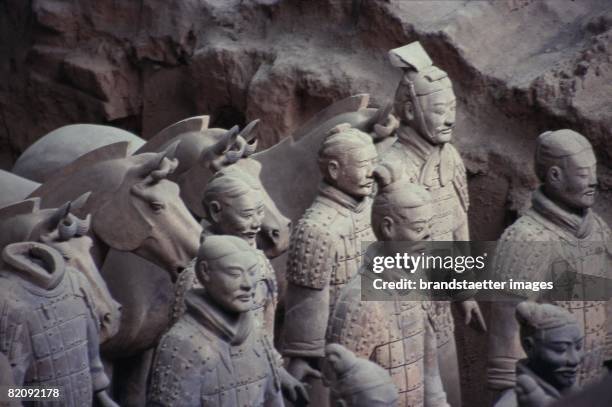 Terracotta Army, part of the Mausoleum of the First Qin Emperor, located in Shaanxi, China, Photograph, 2005 [Die Terrakotta-Armee, Teil des...