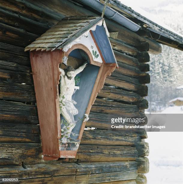 Shrine at a log cabin, Kitzbuehel, Tyrol, Photograph, Around 2000 [Bildstock an einem Stadel, Kitzb?hel, Tirol, Photographie, Um 2000]